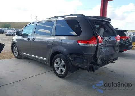 2012 Toyota Sienna Le V6 8 Passenger z USA, uszkodzony, nr VIN 5TDKK3DC8CS204913